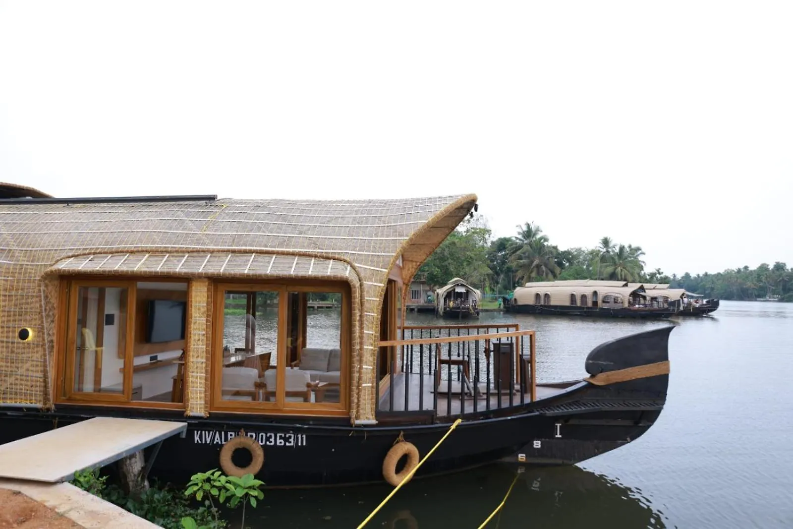 Botel Hotel Island Of Peace Houseboat Champakulam