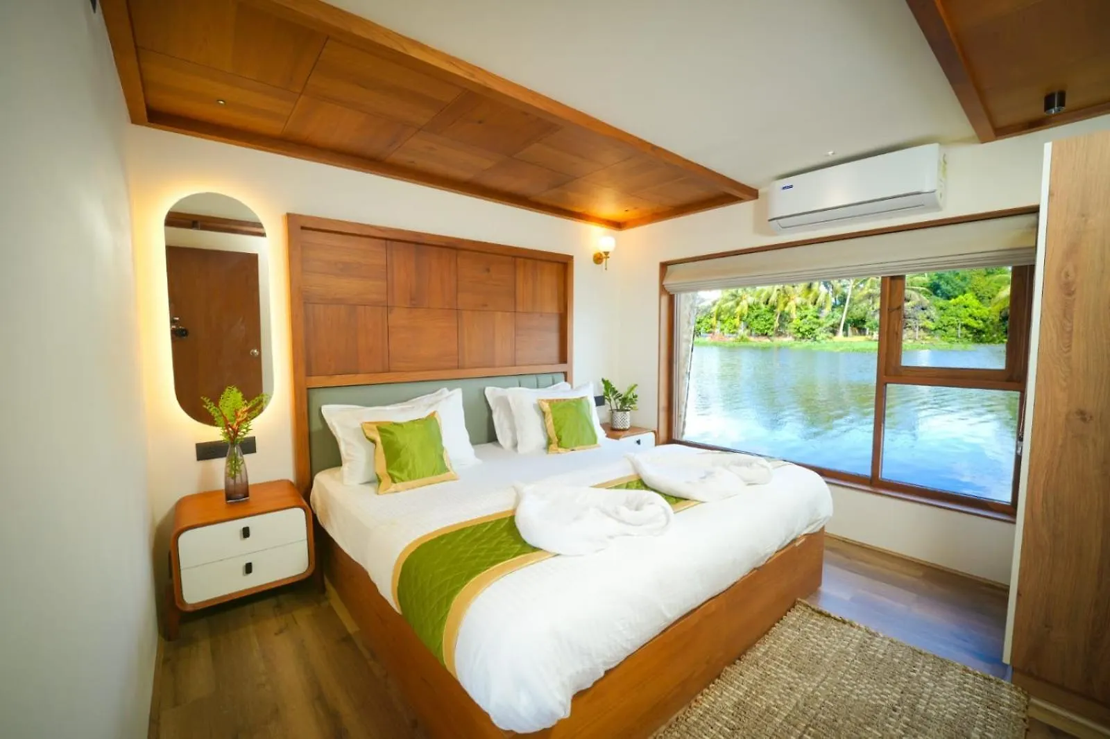 Hotel Island Of Peace Houseboat Champakulam
