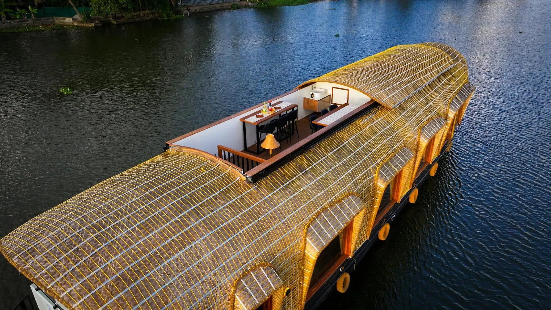 Hotel Island Of Peace Houseboat Champakulam Botel