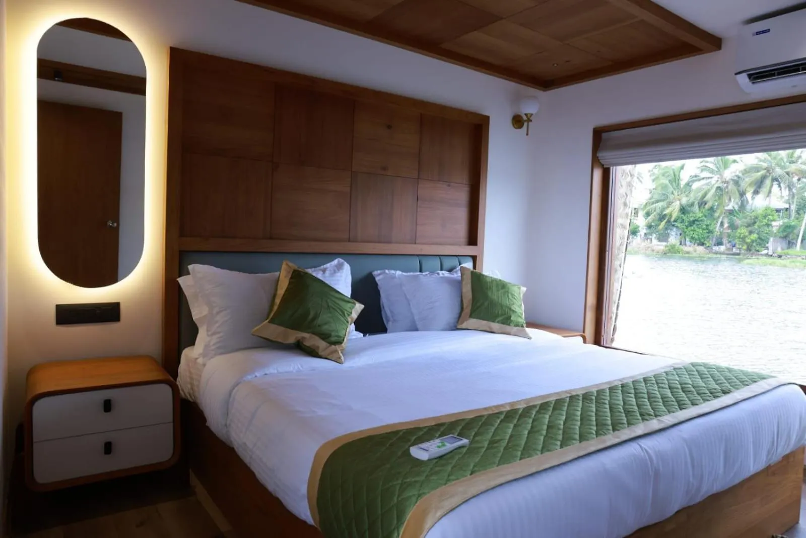 מלון Champakulam Island Of Peace Houseboat